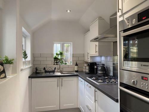Central Lymington House With Parking & Garden Cabin