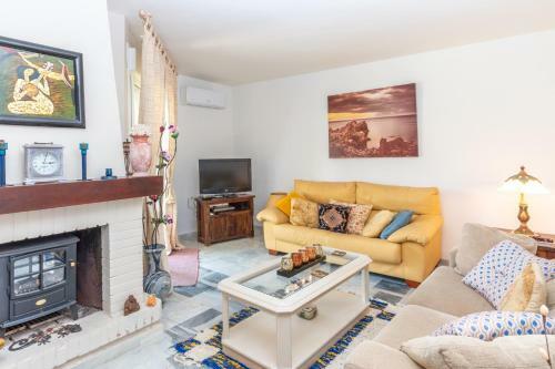 Charming 3br Townhouse W/ Terrace & Swimming Pool