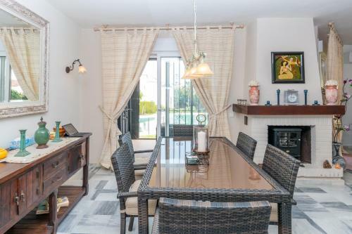 Charming 3br Townhouse W/ Terrace & Swimming Pool
