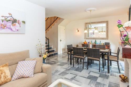 Charming 3br Townhouse W/ Terrace & Swimming Pool