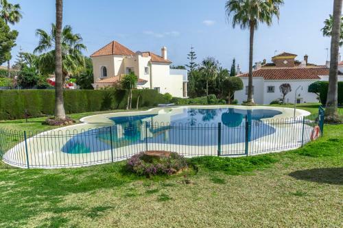 Charming 3br Townhouse W/ Terrace & Swimming Pool