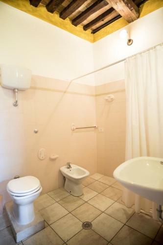 Hostal Castel D?arno Guest House