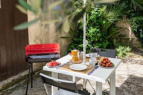 Cisanello Rock Apartment With Patio And Barbecue