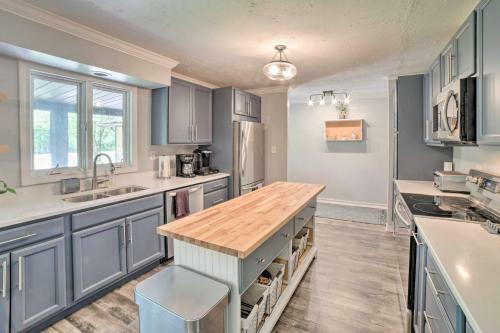 Picturesque Three Oaks Home About 4 Mi To Lake!