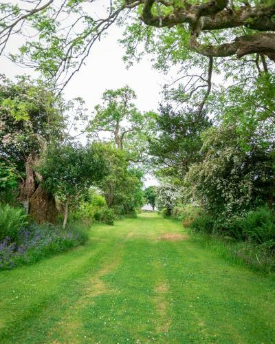 Steading Cottage - 50m From The Beach