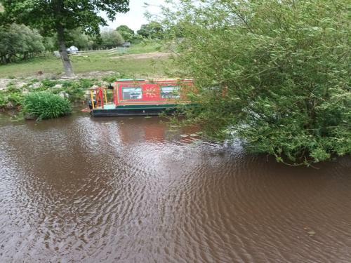 Pretty 1-bed Canal Boat In Stunning Valley View
