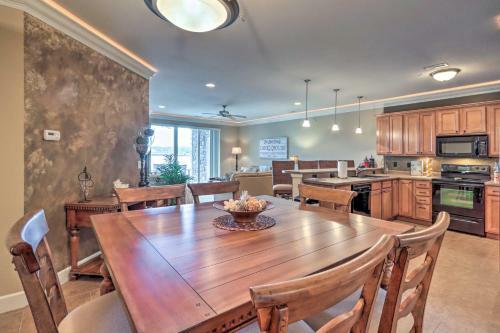 Apartamento Condo With Lakefront Patio And Community Perks!