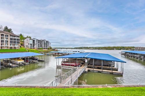 Apartamento Condo With Lakefront Patio And Community Perks!