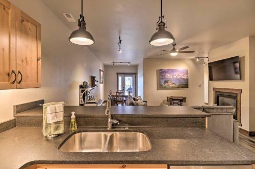 Apartamento Cozy Columbia Falls Condo With Private Balcony!