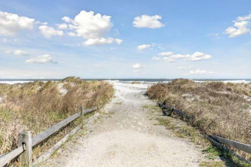 Patios Easy Walk To Beach Parking