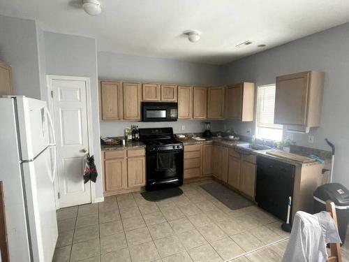 Cheerful 3-bedroom Townhouse Close To Beach