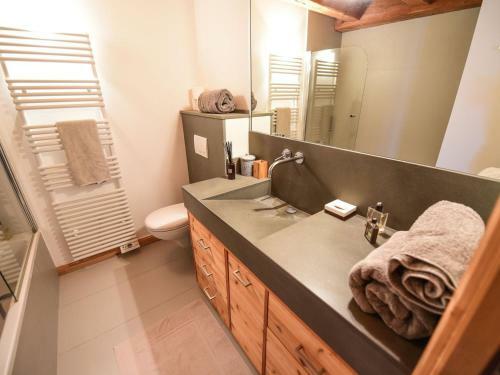 Apartment Huez, 3 Bedrooms, 7 Persons - Fr-1-645-16