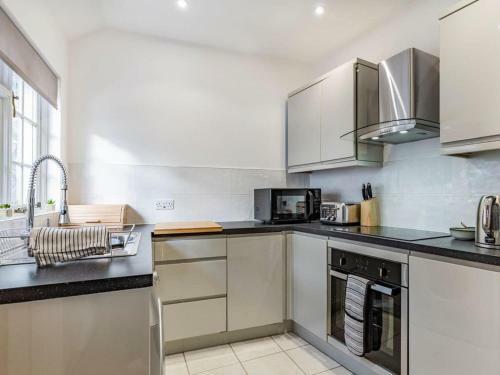 Lovely 2-bed Quaint Period Cottage In Torquay