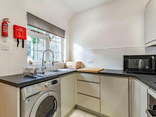Lovely 2-bed Quaint Period Cottage In Torquay