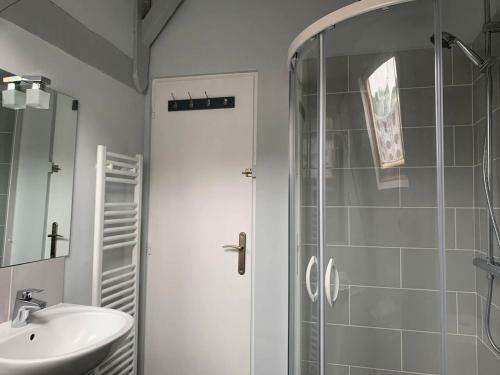 Stunning 3-bed Cottage Opposite Chateau And Canal