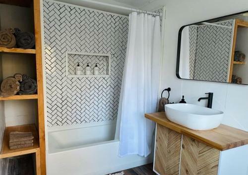Charming Cottage With Lake Access, Trails, Plus A Jacuzzi!