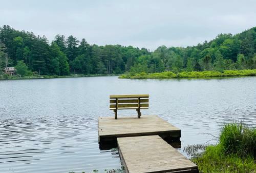 Charming Cottage With Lake Access, Trails, Plus A Jacuzzi!