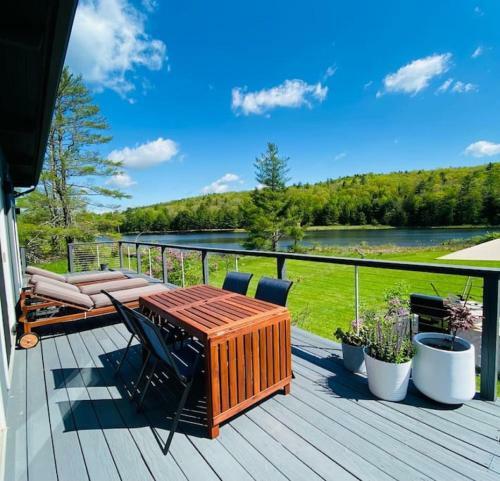 Modern, Spacious Lakeside Retreat In Narrowsburg