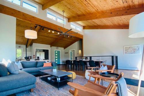 Modern, Spacious Lakeside Retreat In Narrowsburg