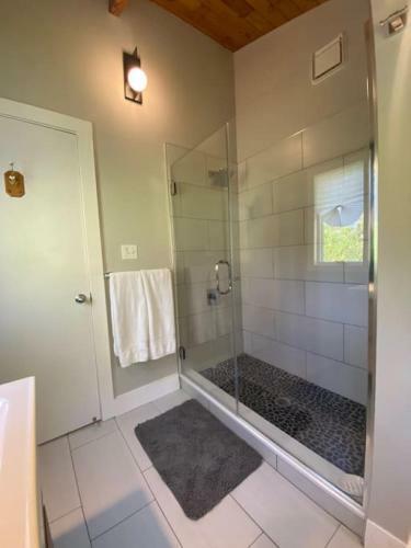 Modern, Spacious Lakeside Retreat In Narrowsburg