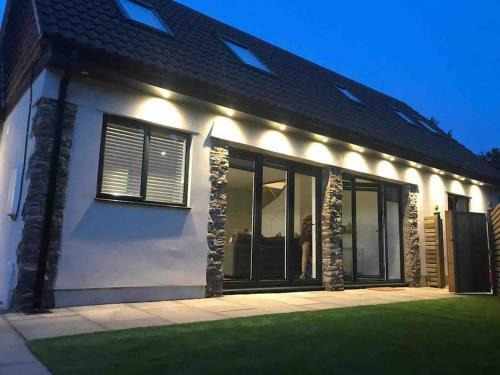 Beautiful Cosy Rural Retreat With Parking!