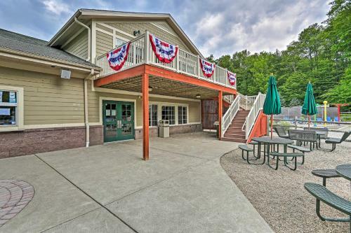 Big Bass Lake Retreat With Deck And Pool Access!