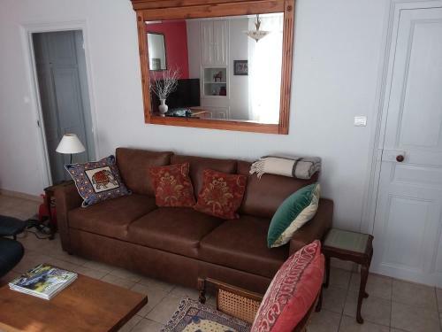 Colourful Well Equipped 2-bed House In Le Vigeant
