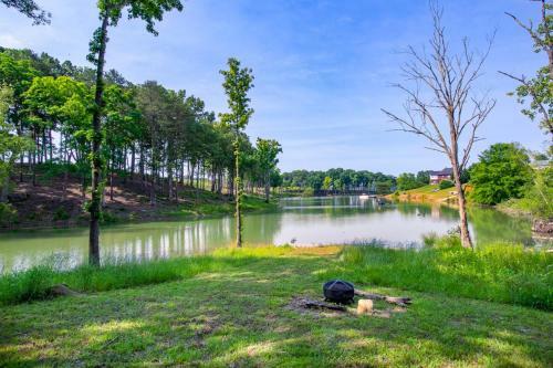 Hidden Lake Retreat - Lake Access, View And Fireplace