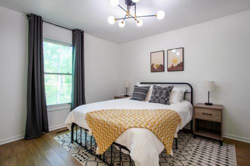 Hidden Lake Retreat - Lake Access, View And Fireplace