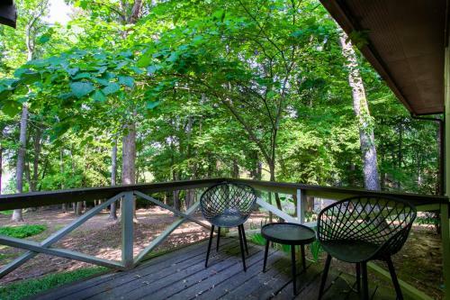 Hidden Lake Retreat - Lake Access, View And Fireplace