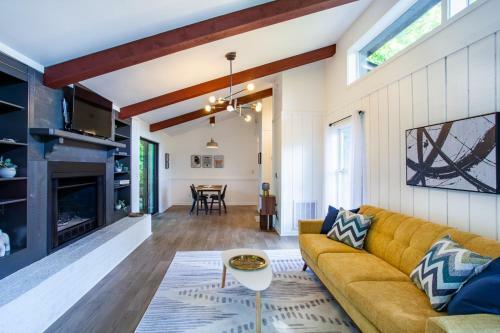 Hidden Lake Retreat - Lake Access, View And Fireplace