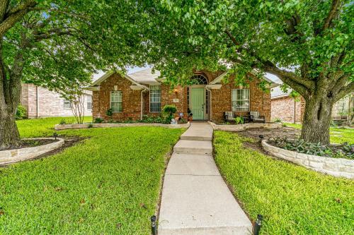 Artful Retreat In Allen