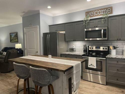 Cades Cove Paradise Softtub Spa Fireplace