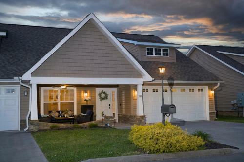 Luxe Quiet Townhouse W/parking/pool/by Dollywood
