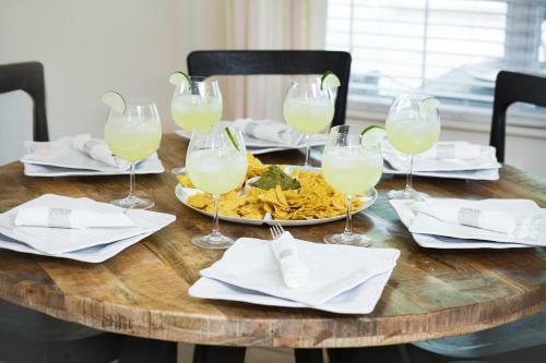 Luxe Quiet Townhouse W/parking/pool/by Dollywood