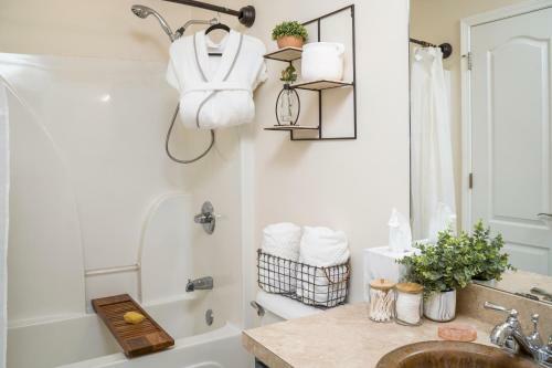 Luxe Quiet Townhouse W/parking/pool/by Dollywood