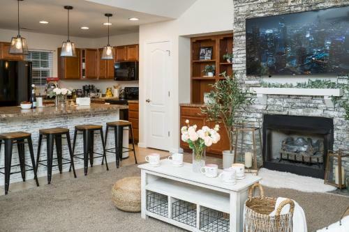Luxe Quiet Townhouse W/parking/pool/by Dollywood