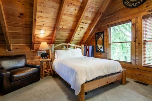 Bear Hugs - Hot Tub, 2 Fire Pits, And Fireplace