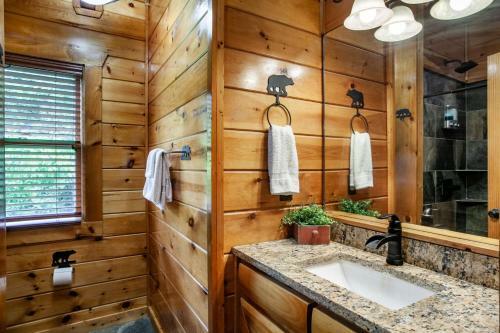 Bear Hugs - Hot Tub, 2 Fire Pits, And Fireplace