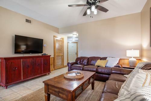 Higher Ground Condo With Mountain And Golf View