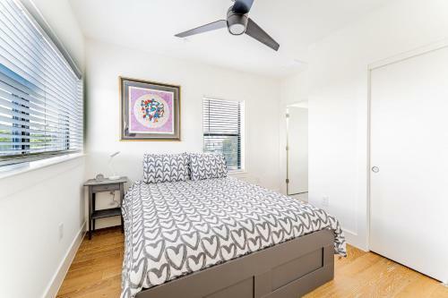 Airy East Downtown Gem King Bed Sleeps 8 Fast Wifi 3br