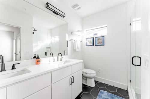 Airy East Downtown Gem King Bed Sleeps 8 Fast Wifi 3br