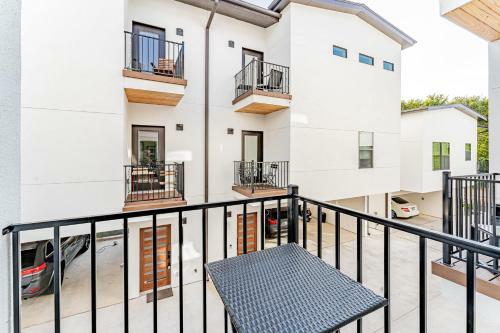 Airy East Downtown Gem King Bed Sleeps 8 Fast Wifi 3br