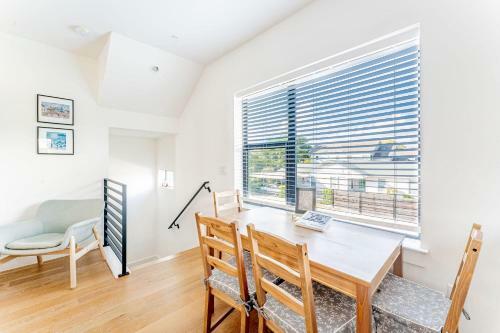 Airy East Downtown Gem King Bed Sleeps 8 Fast Wifi 3br