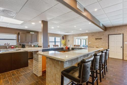 Bay Dreamer - Massive Bayfront Home With Private Pool Home