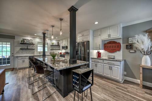 Adorable Haus With Fire Pit! - 1 Mile To Main St!