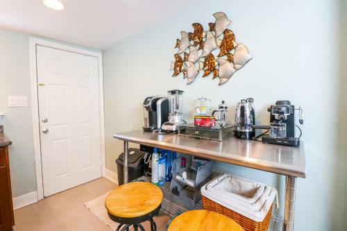 Perfect Location Spacious Yard Coffee Bar At This Lovely Beach Home