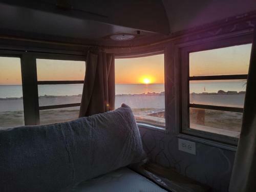 Apartamento Maggie At The Beach - Waterfront Retro Retreat
