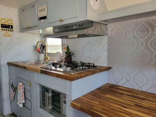 Apartamento Maggie At The Beach - Waterfront Retro Retreat