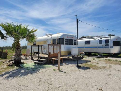 Apartamento Maggie At The Beach - Waterfront Retro Retreat